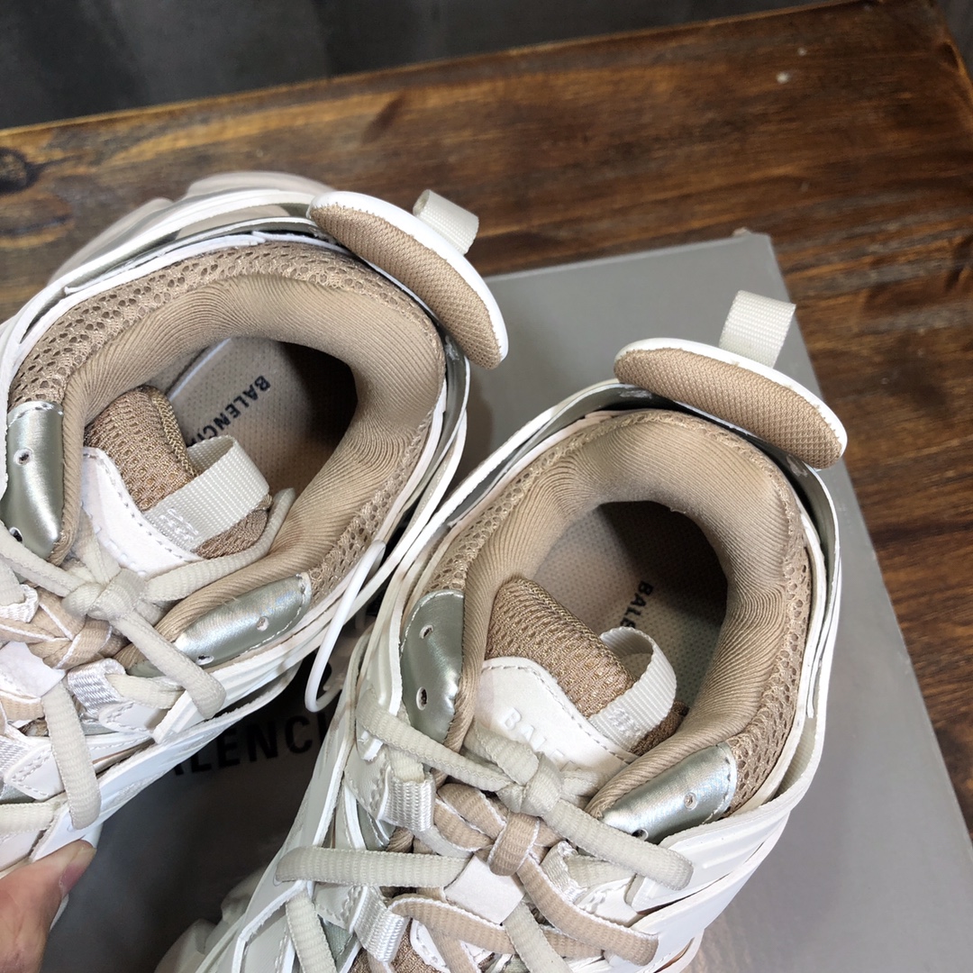 Balenciaga Triple S retro Clunky Sneakers in White