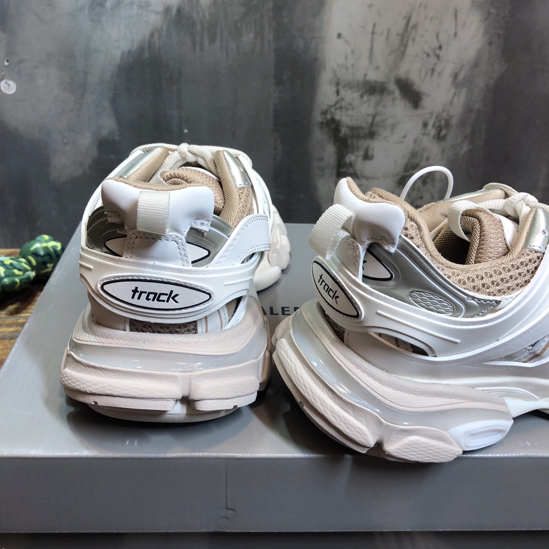 Balenciaga Triple S retro Clunky Sneakers in White