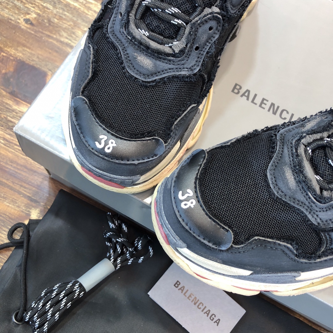 Balenciaga Triple S retro Clunky Sneakers in Black