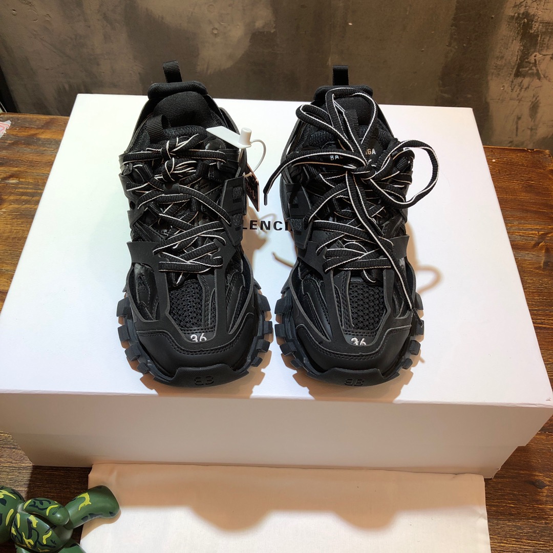 Balenciaga Triple S retro Clunky Sneakers in Black