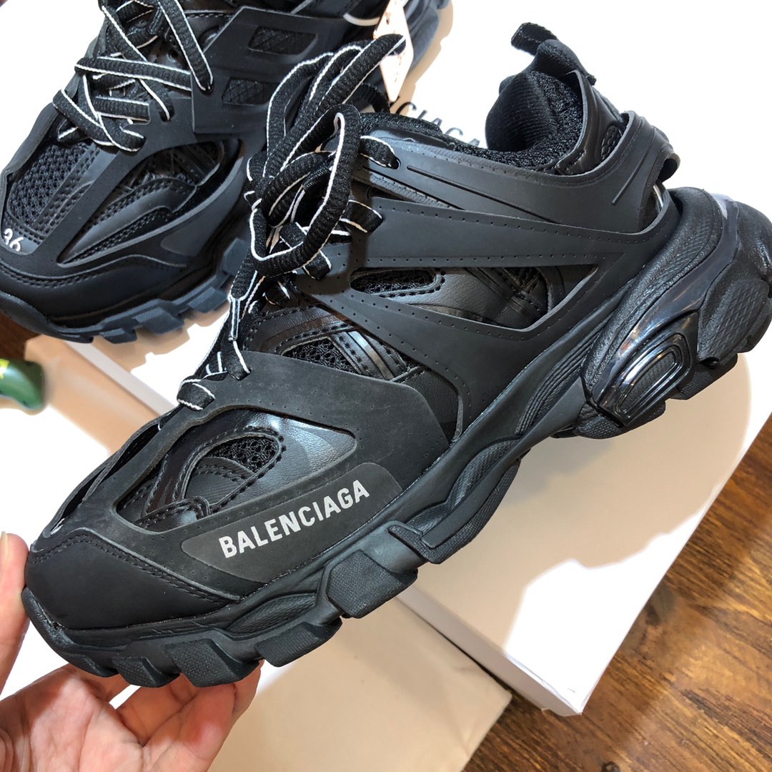 Balenciaga Triple S retro Clunky Sneakers in Black