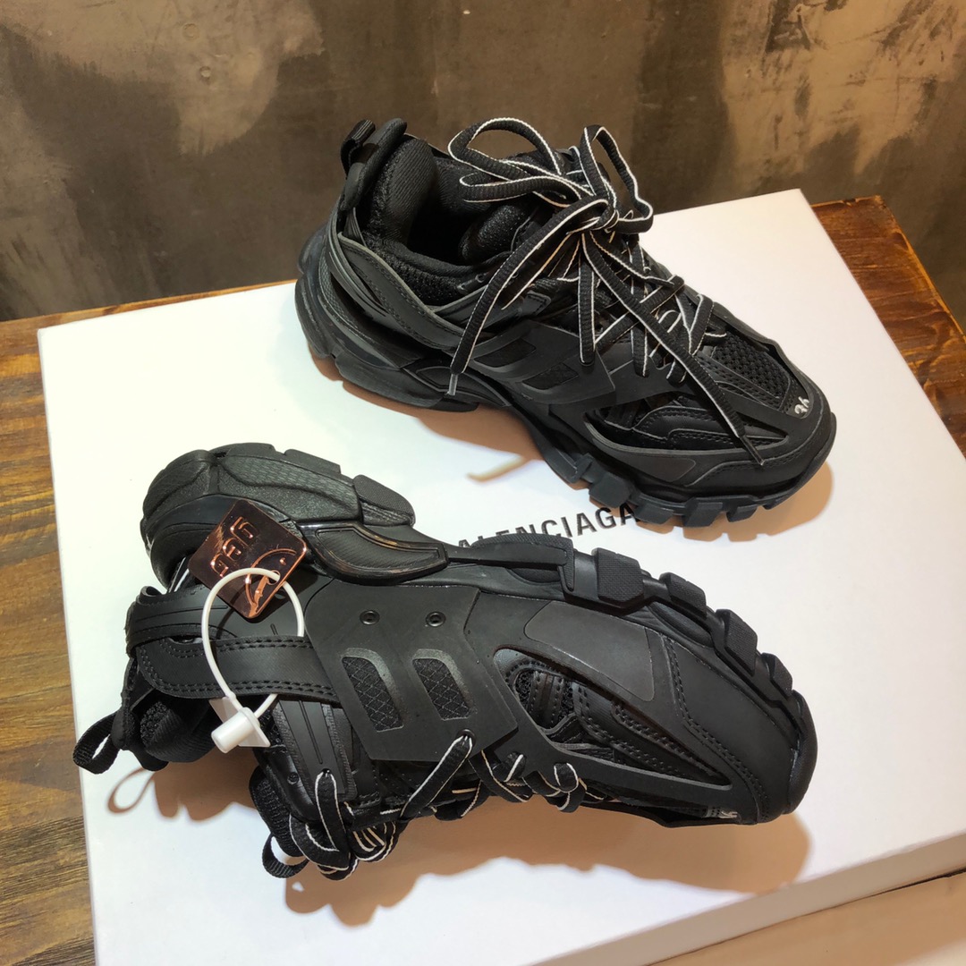 Balenciaga Triple S retro Clunky Sneakers in Black