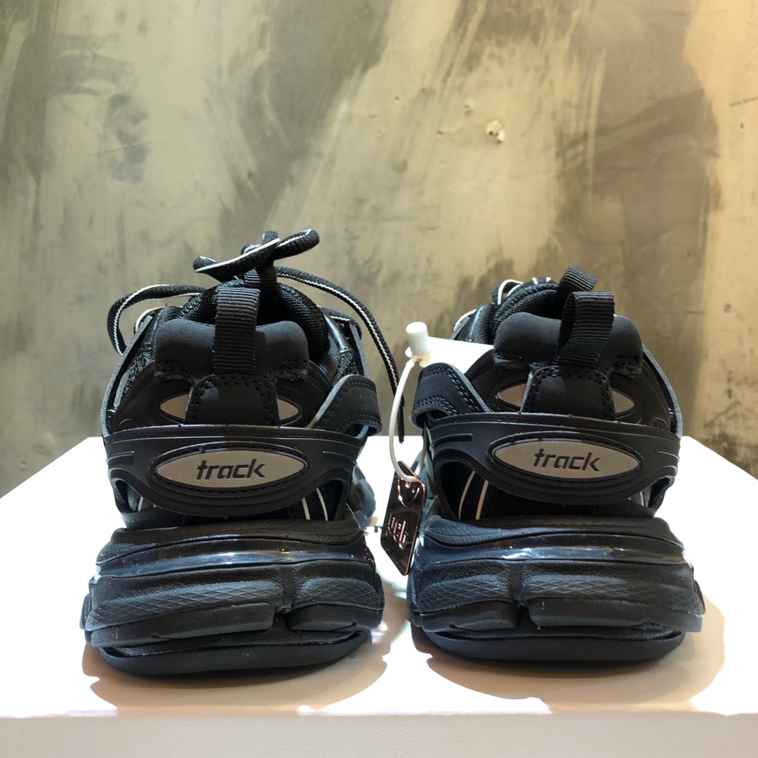 Balenciaga Triple S retro Clunky Sneakers in Black