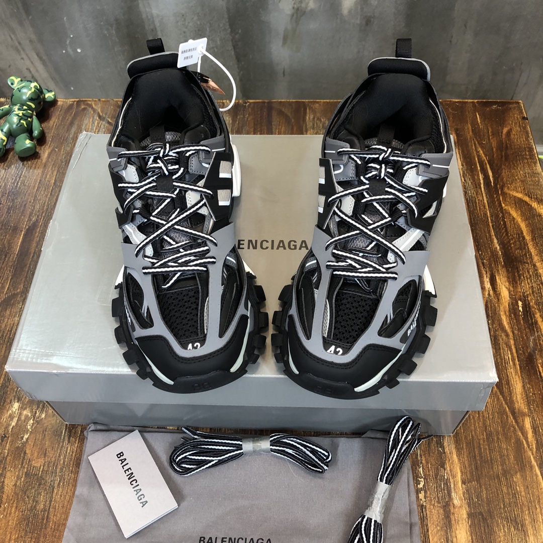 Balenciaga Triple S retro Clunky Sneakers in Black