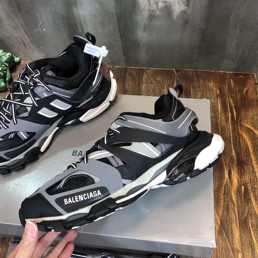 Balenciaga Triple S retro Clunky Sneakers in Black