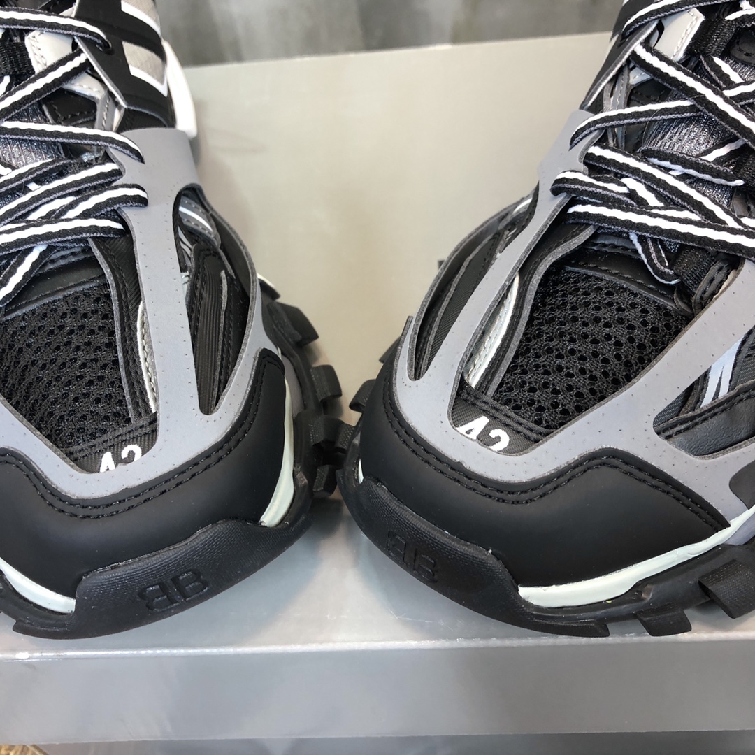 Balenciaga Triple S retro Clunky Sneakers in Black