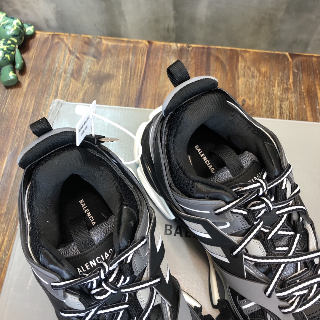 Balenciaga Triple S retro Clunky Sneakers in Black