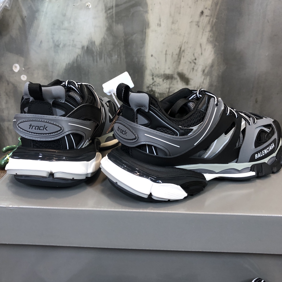 Balenciaga Triple S retro Clunky Sneakers in Black