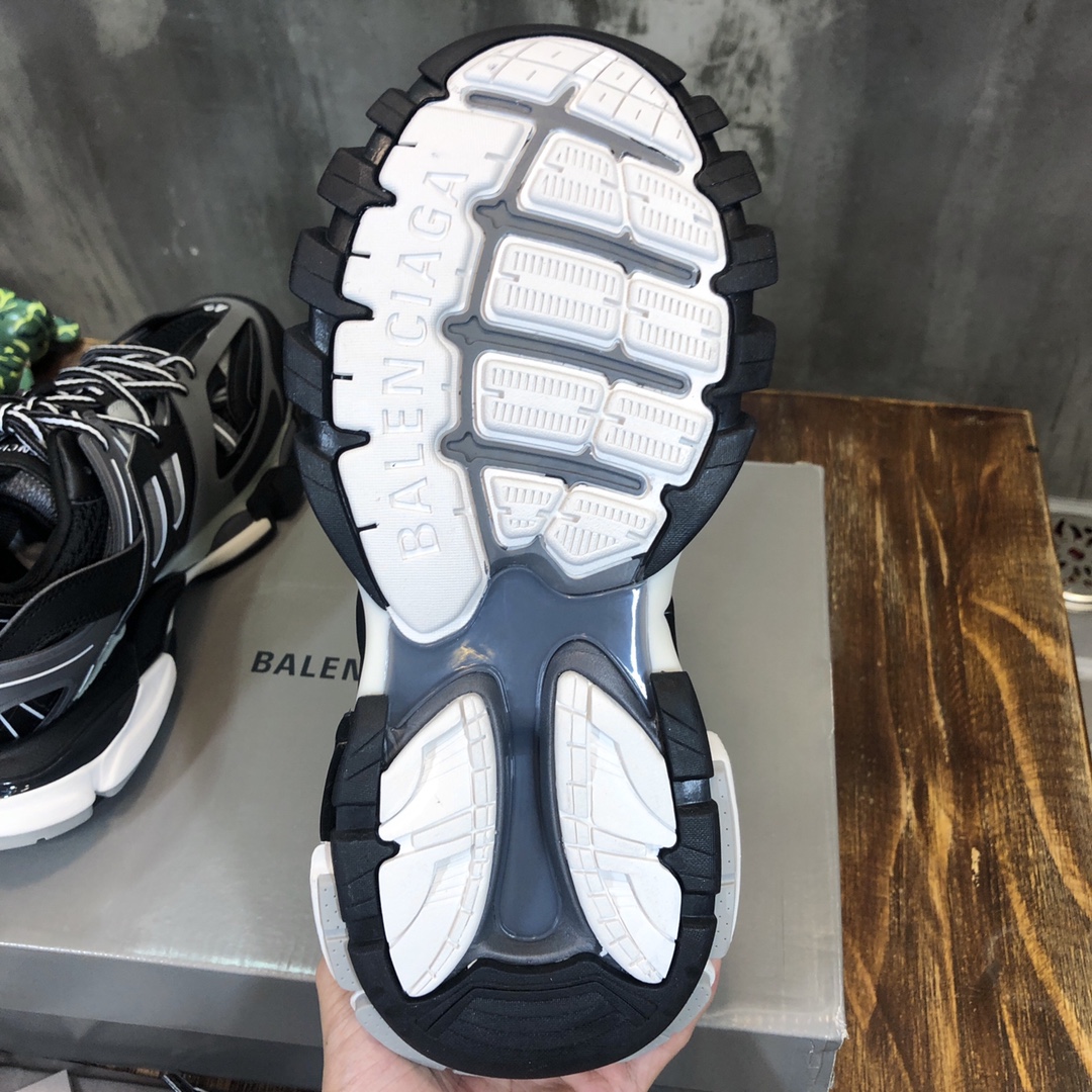 Balenciaga Triple S retro Clunky Sneakers in Black