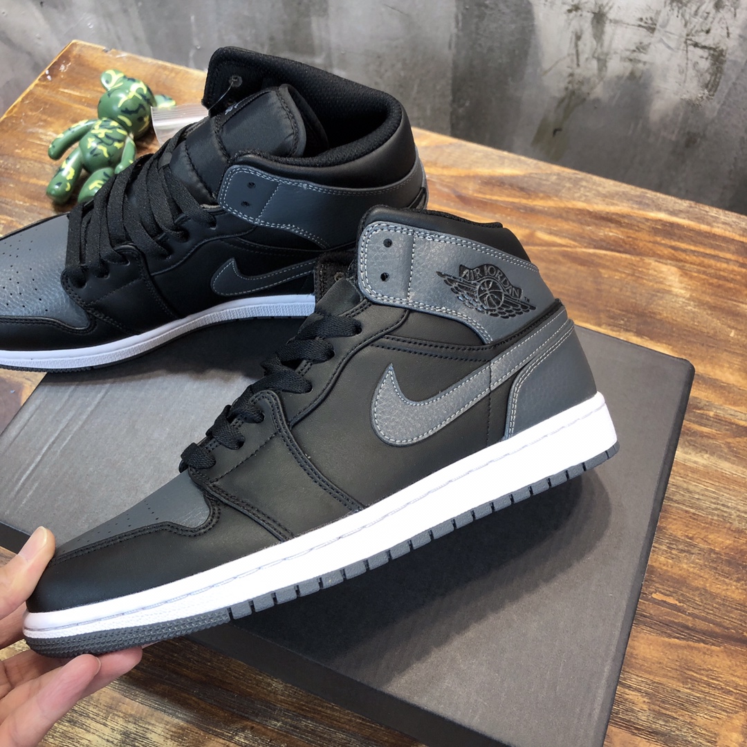 Nike Air Jordan 1 Mid Sneaker