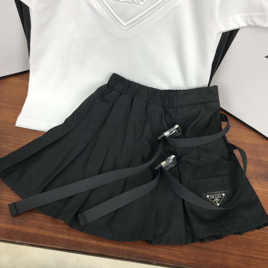 Prada 2022 Children T-shirt and Shorts Set