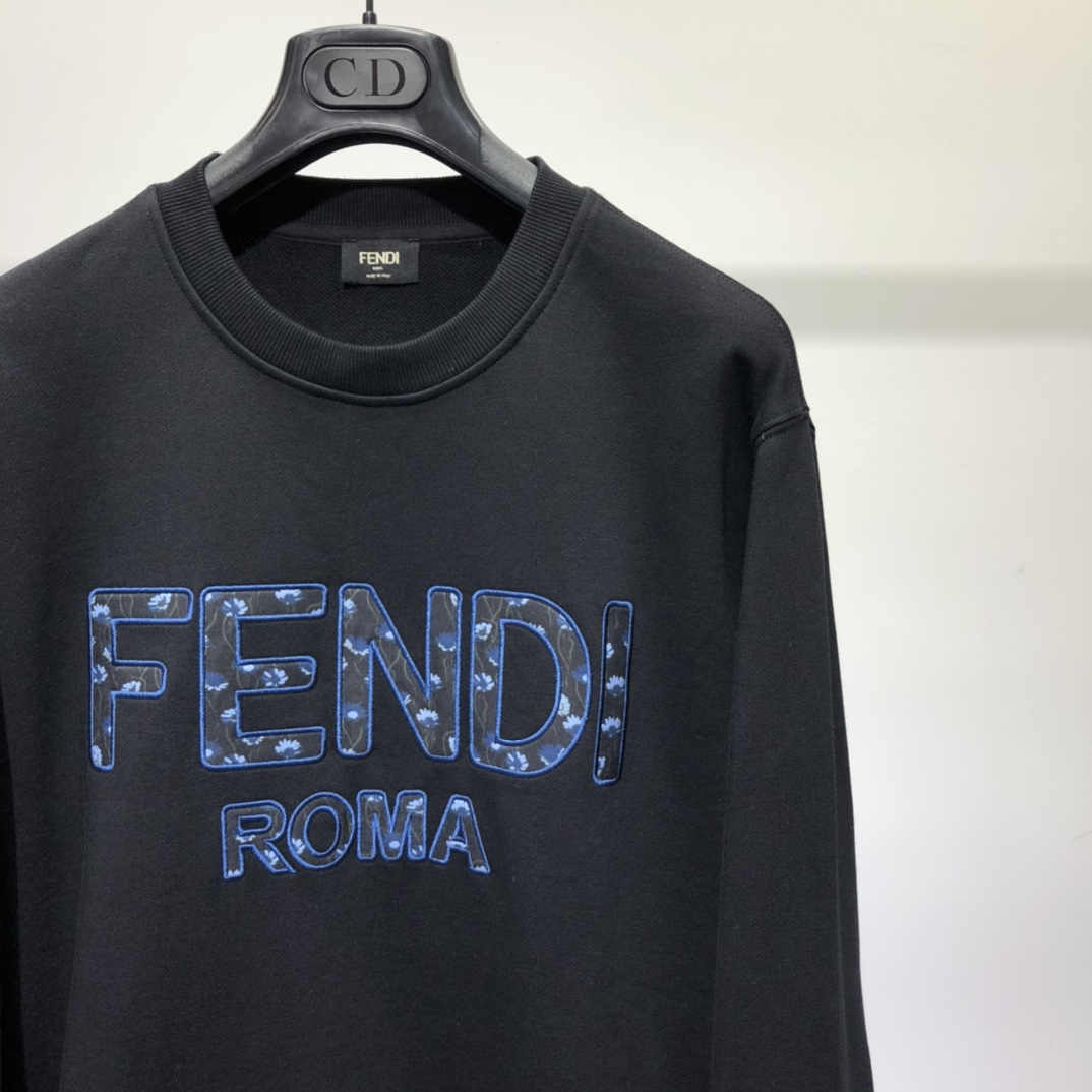 Fendi Sweatshirt Floral Embroidered Logo in Black