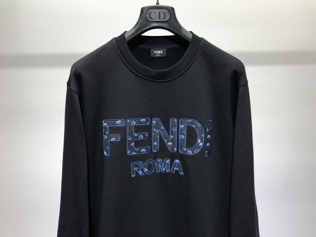 Fendi Sweatshirt Floral Embroidered Logo in Black