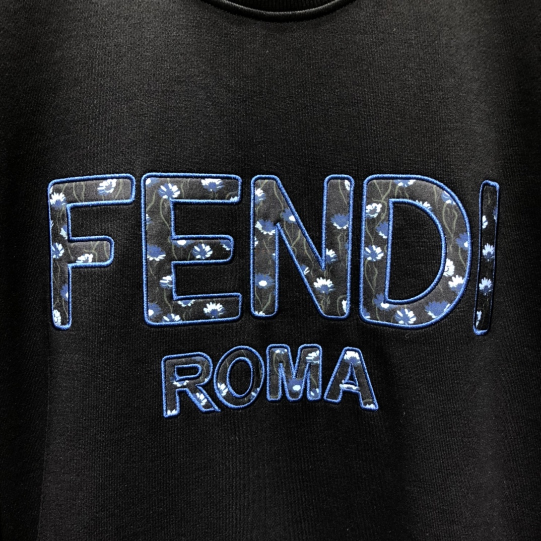 Fendi Sweatshirt Floral Embroidered Logo in Black