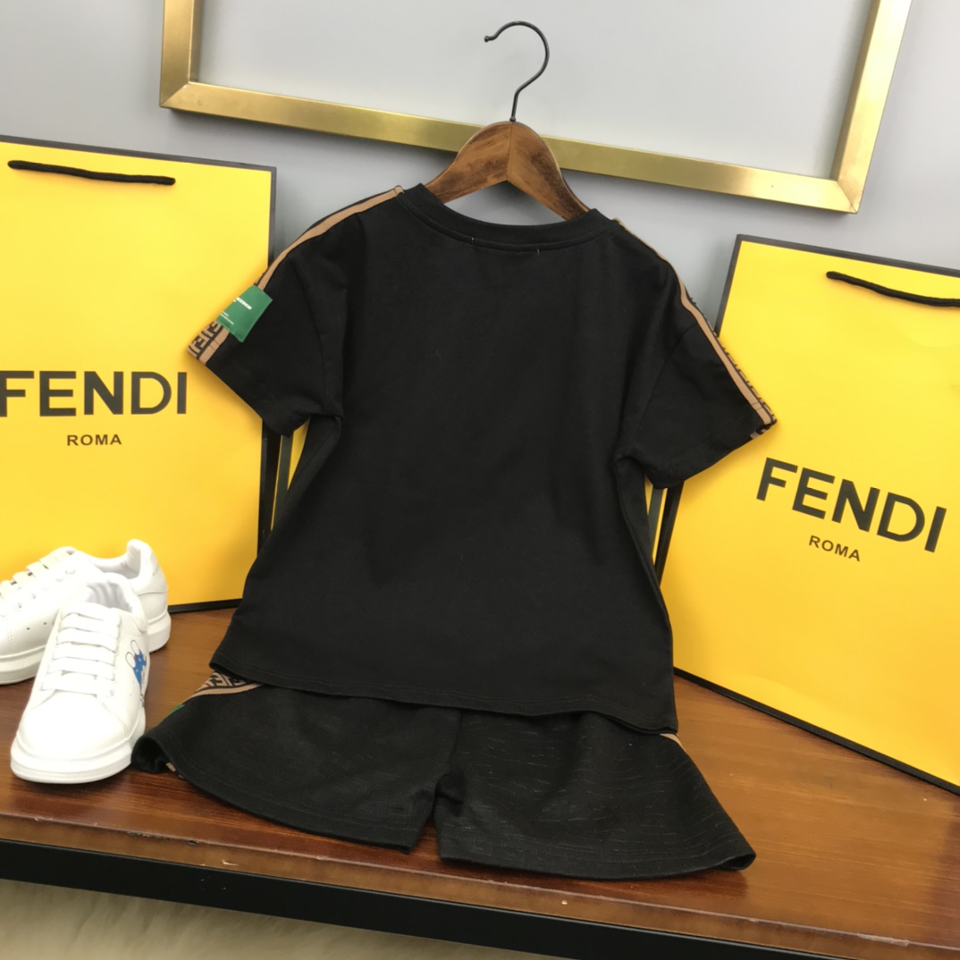 Fendi 2022 New T-shirt and Shorts Set