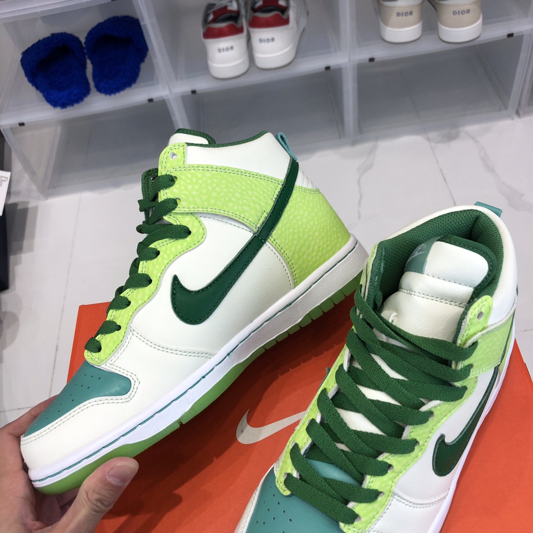 Nike Sneaker Dunk SB High in Green