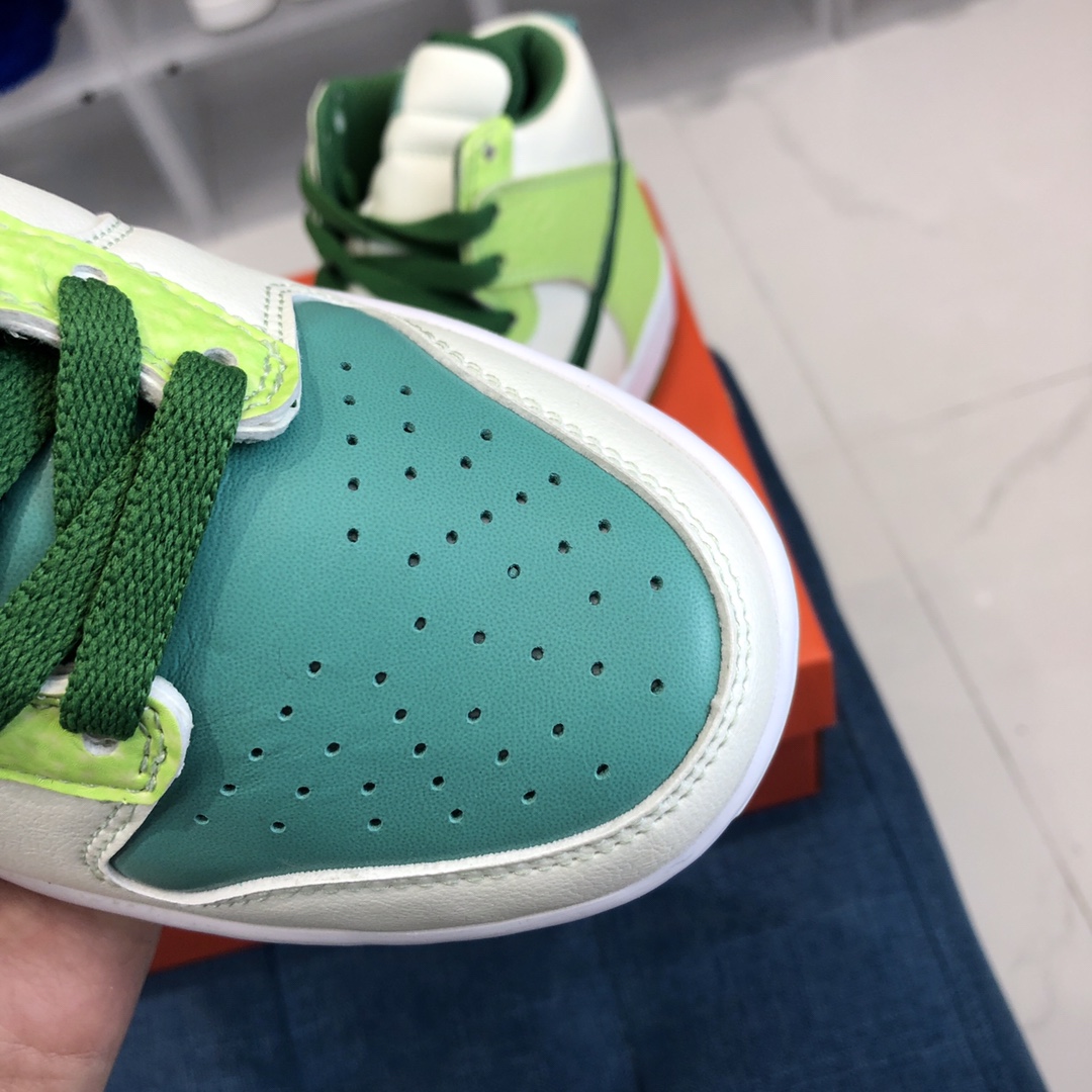 Nike Sneaker Dunk SB High in Green