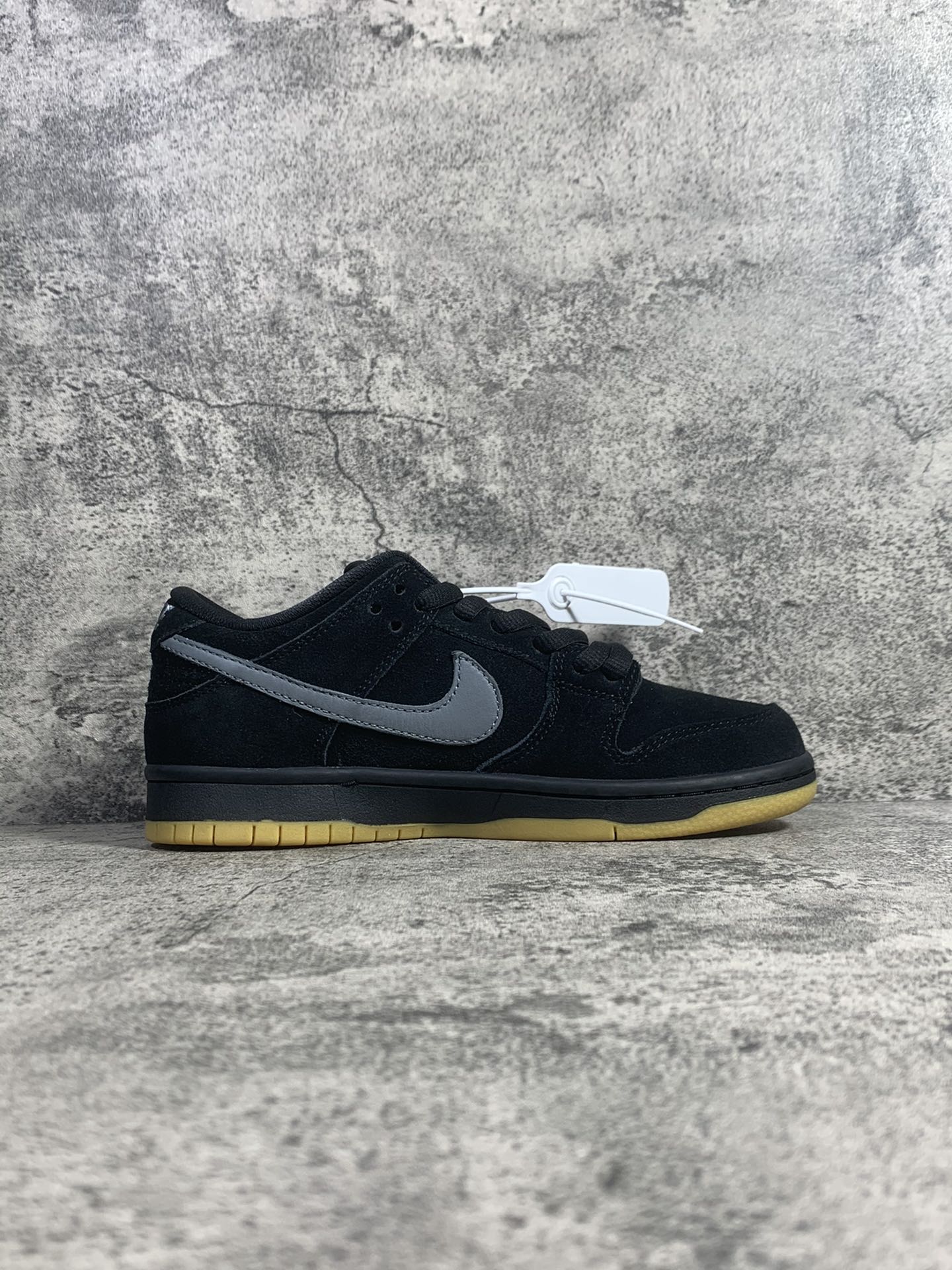 Nike Sneaker Dunk Low “Fog” in Black