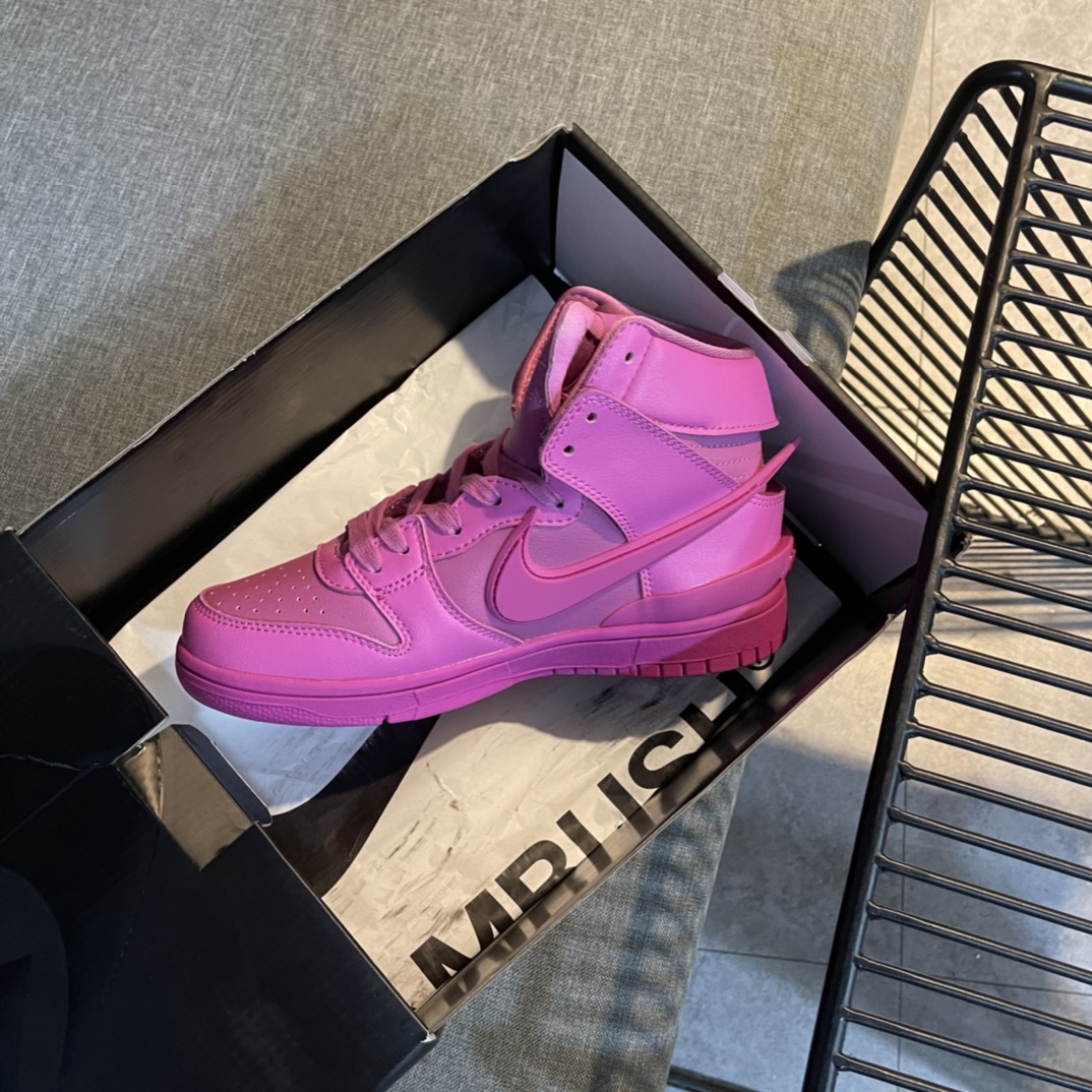 Nike Sneaker Dunk High AMBUSH in Pink
