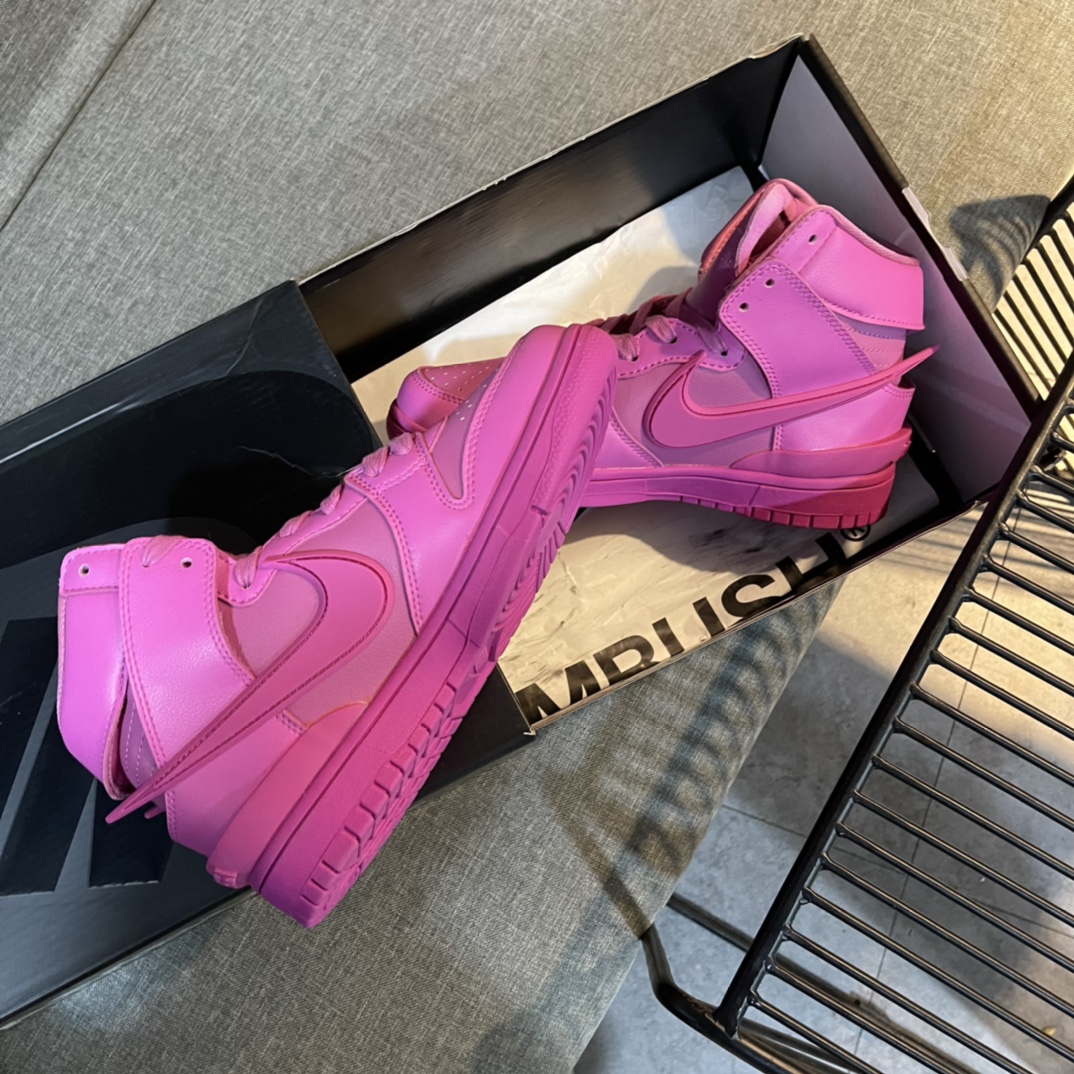 Nike Sneaker Dunk High AMBUSH in Pink