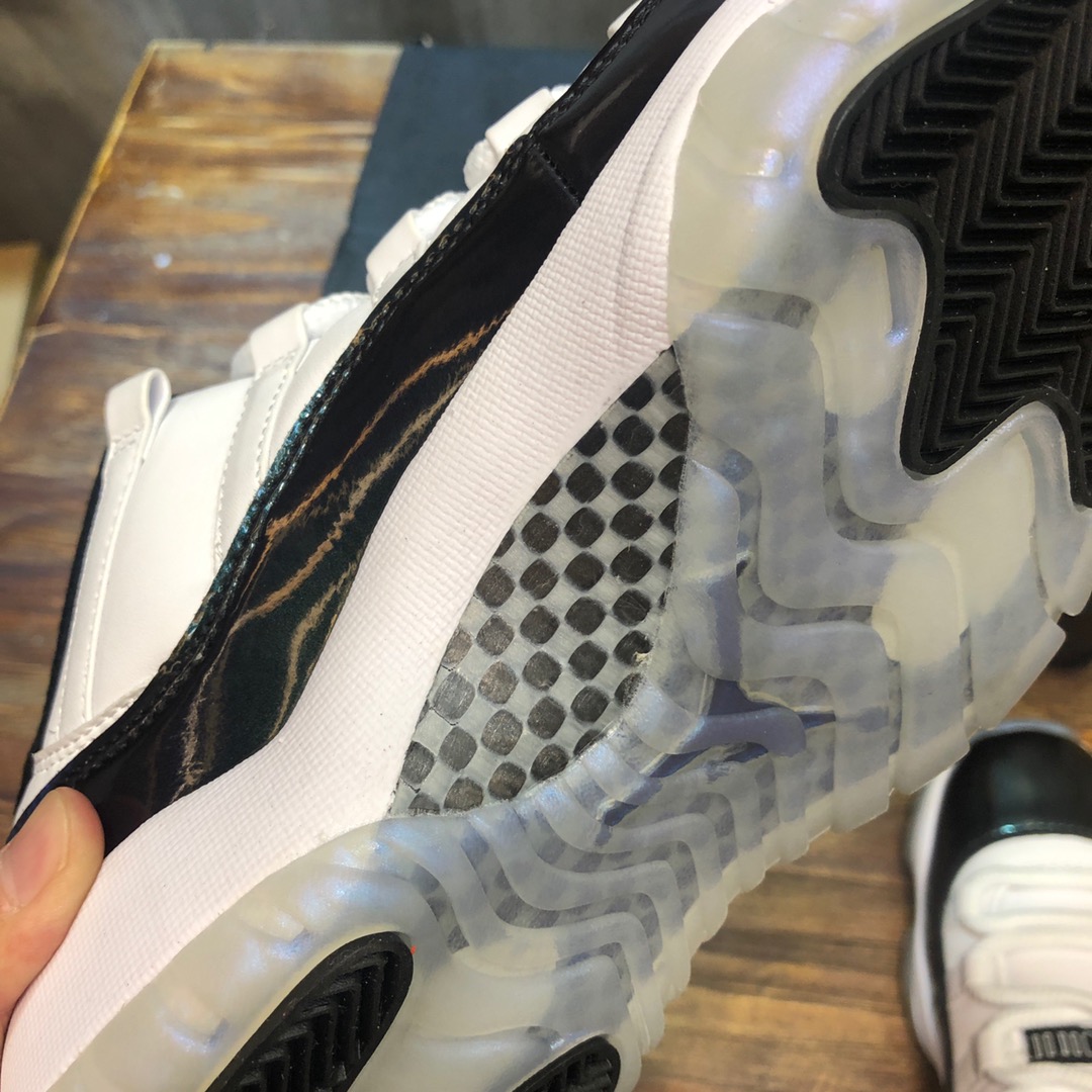Nike Sneaker Air Jordan11 in White with Black
