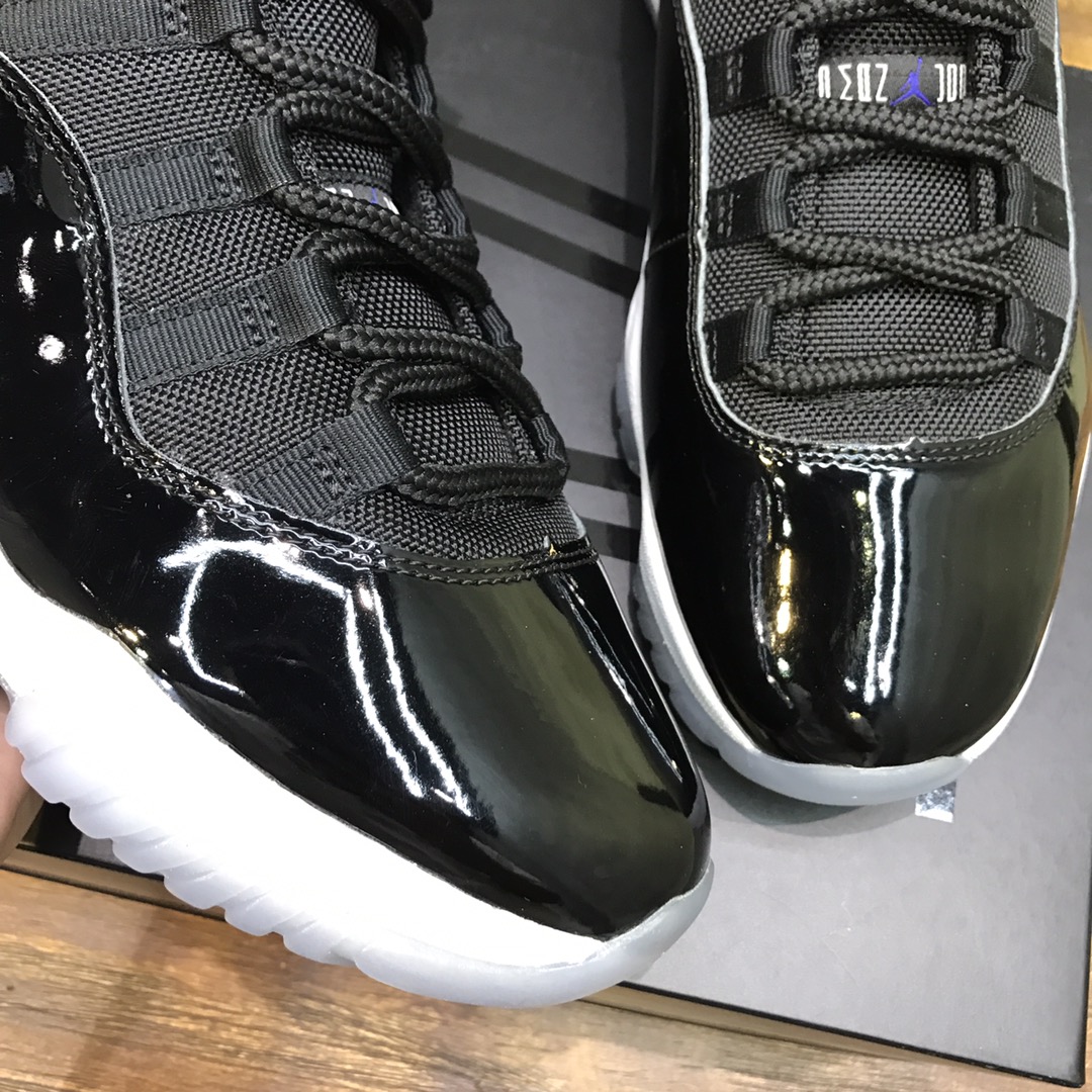 Nike Sneaker Air Jordan11 in Black