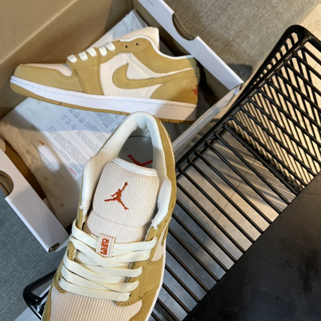 Nike Sneaker Air Jordan1 in Yellow