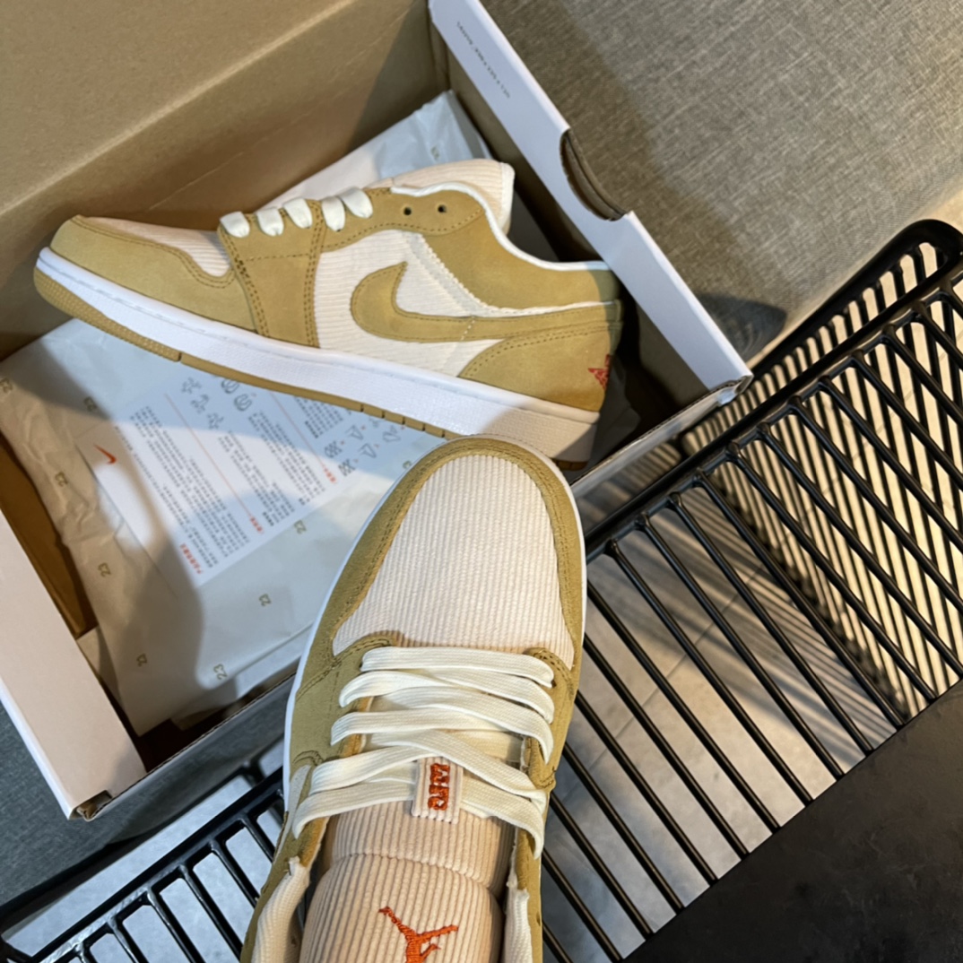 Nike Sneaker Air Jordan1 in Yellow