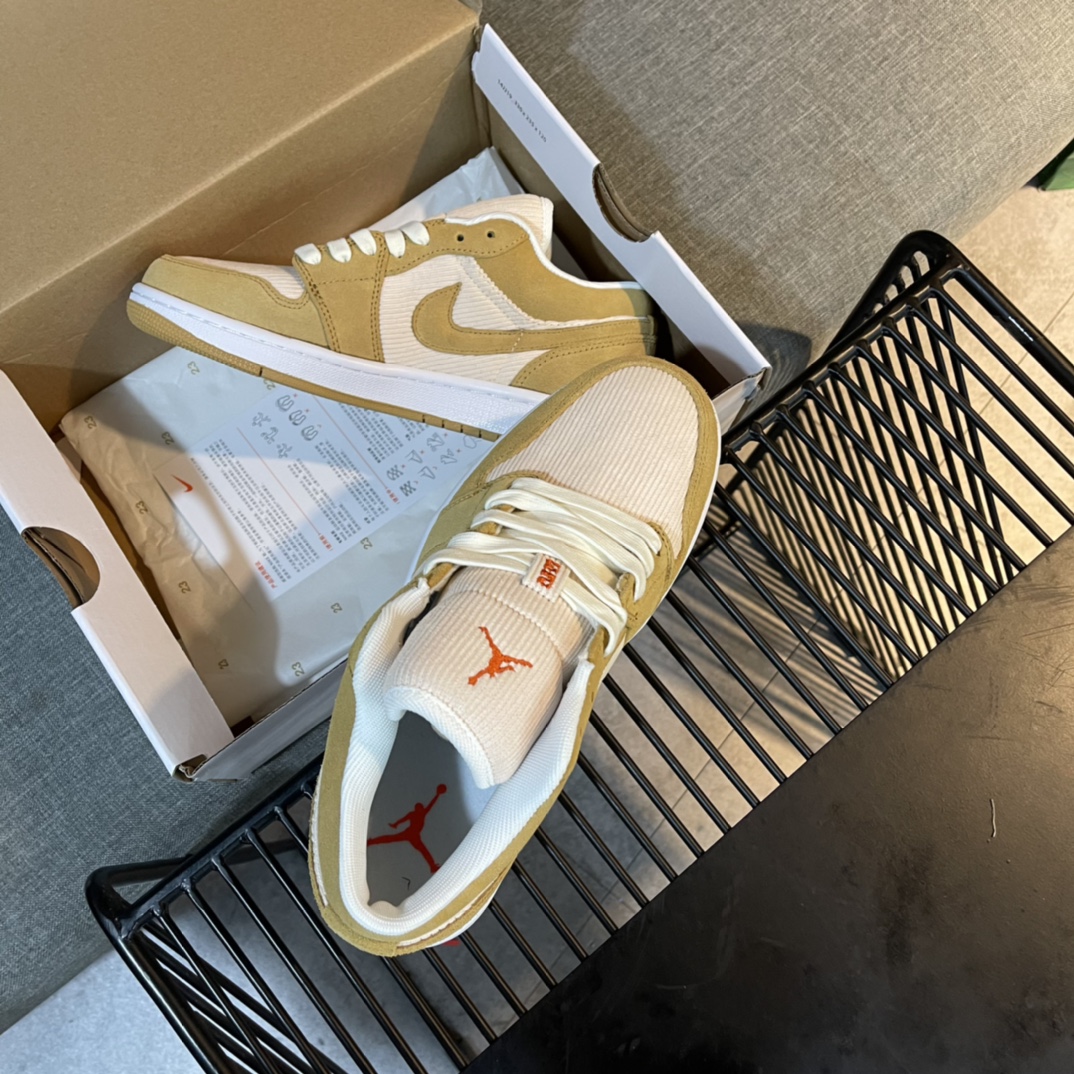 Nike Sneaker Air Jordan1 in Yellow