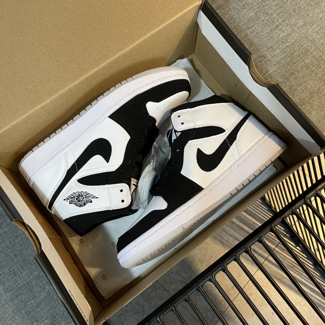 Nike Sneaker Air Jordan1 in White with Black