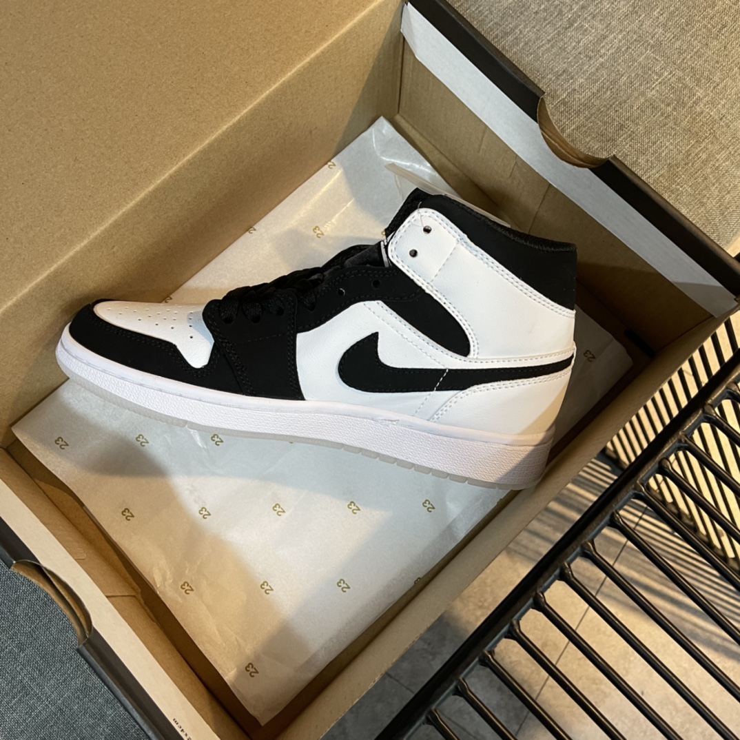 Nike Sneaker Air Jordan1 in White with Black