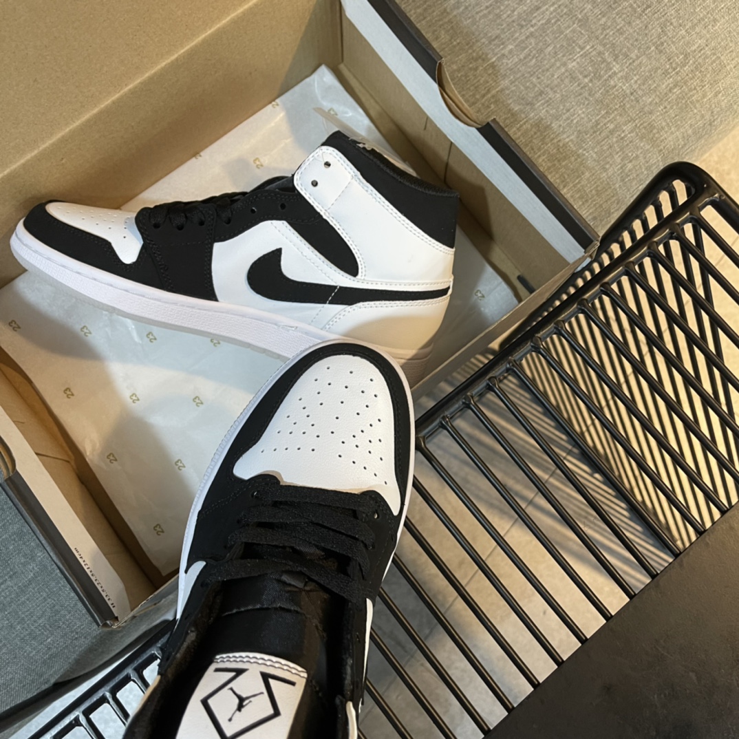 Nike Sneaker Air Jordan1 in White with Black