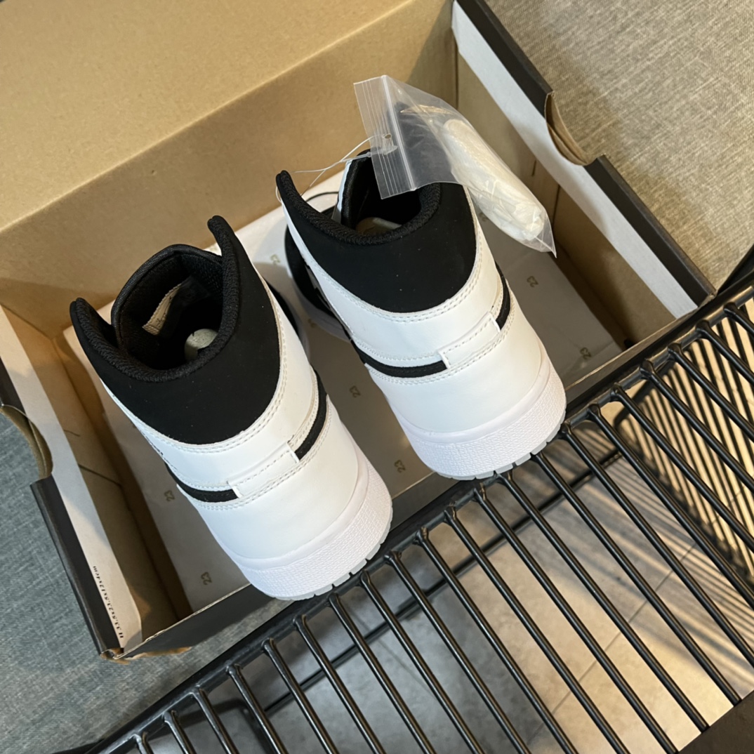 Nike Sneaker Air Jordan1 in White with Black