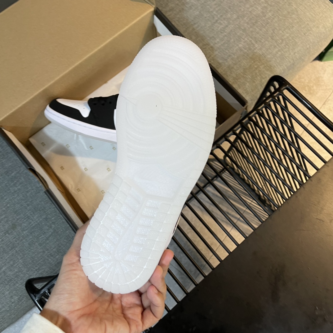 Nike Sneaker Air Jordan1 in White with Black