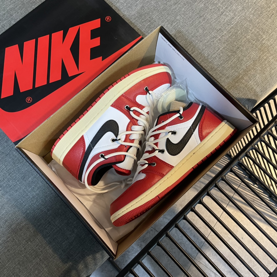 Nike Sneaker Air Jordan1 in Red