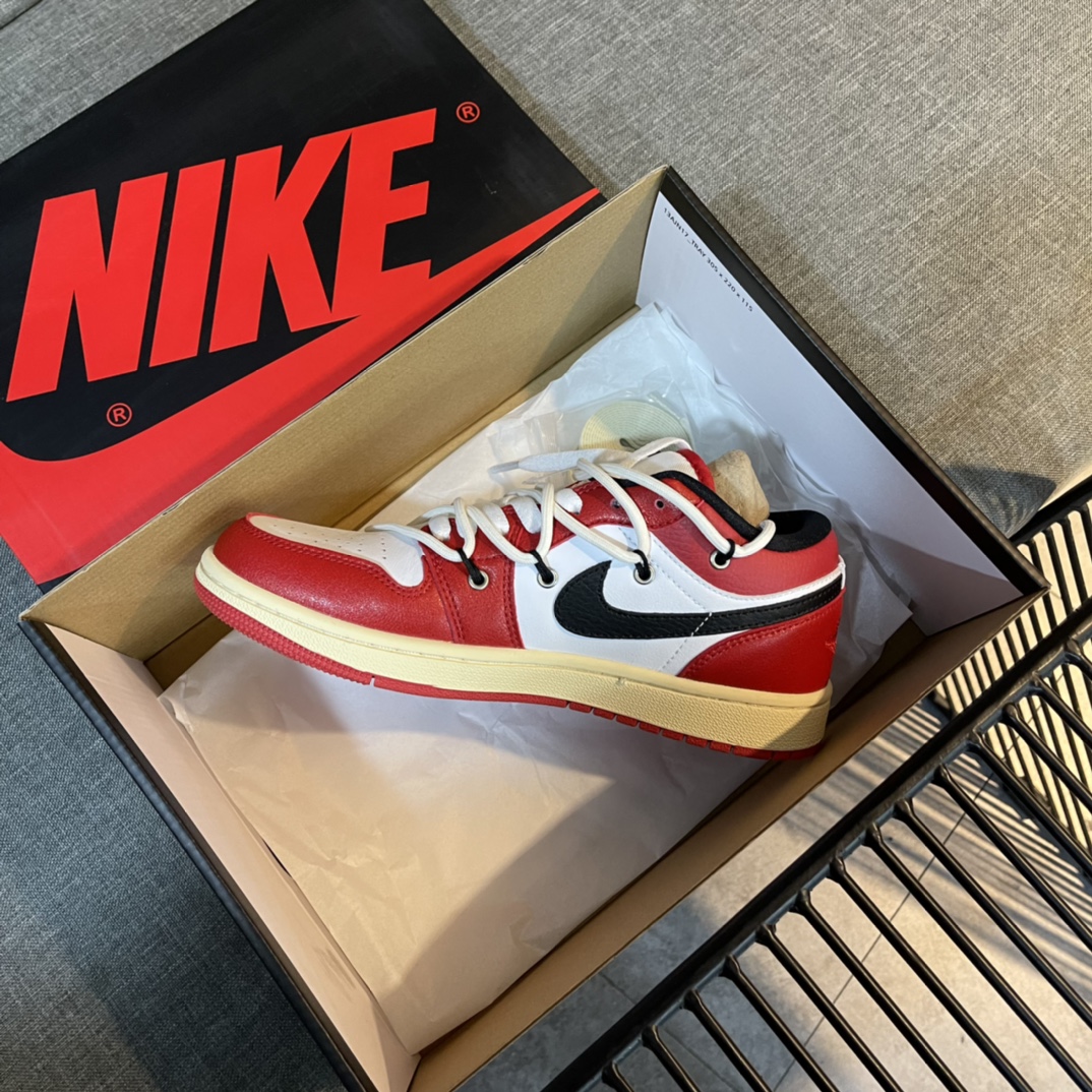 Nike Sneaker Air Jordan1 in Red