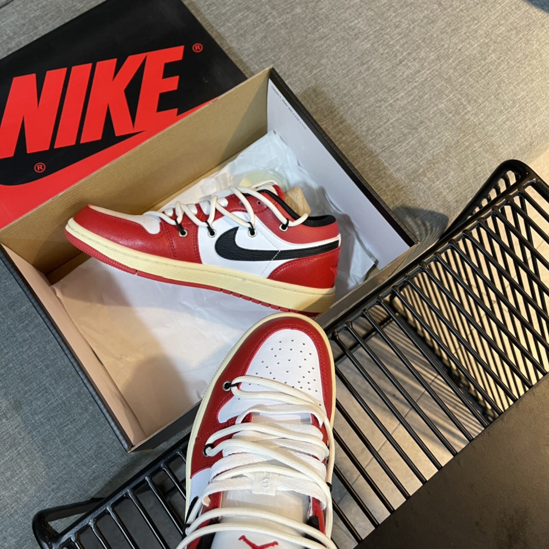 Nike Sneaker Air Jordan1 in Red