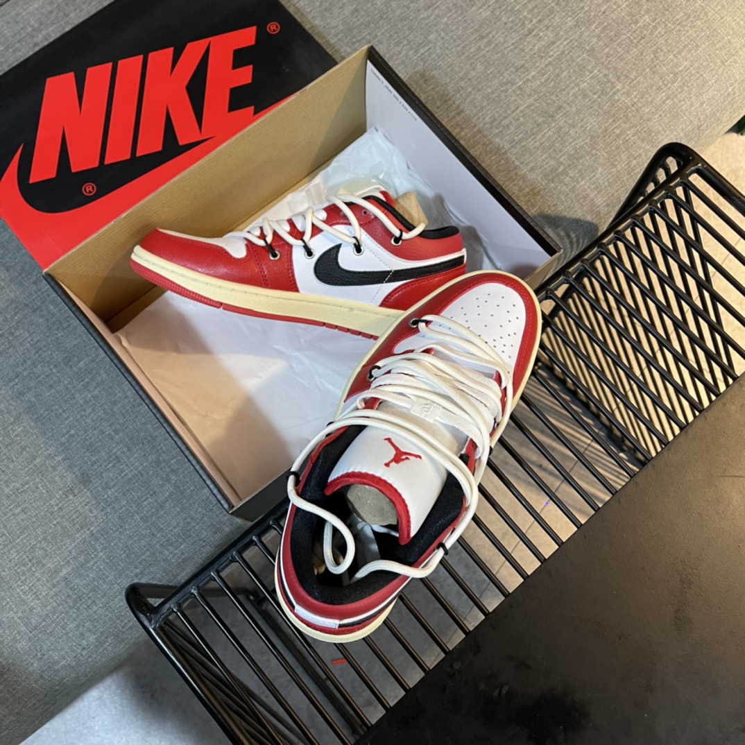 Nike Sneaker Air Jordan1 in Red