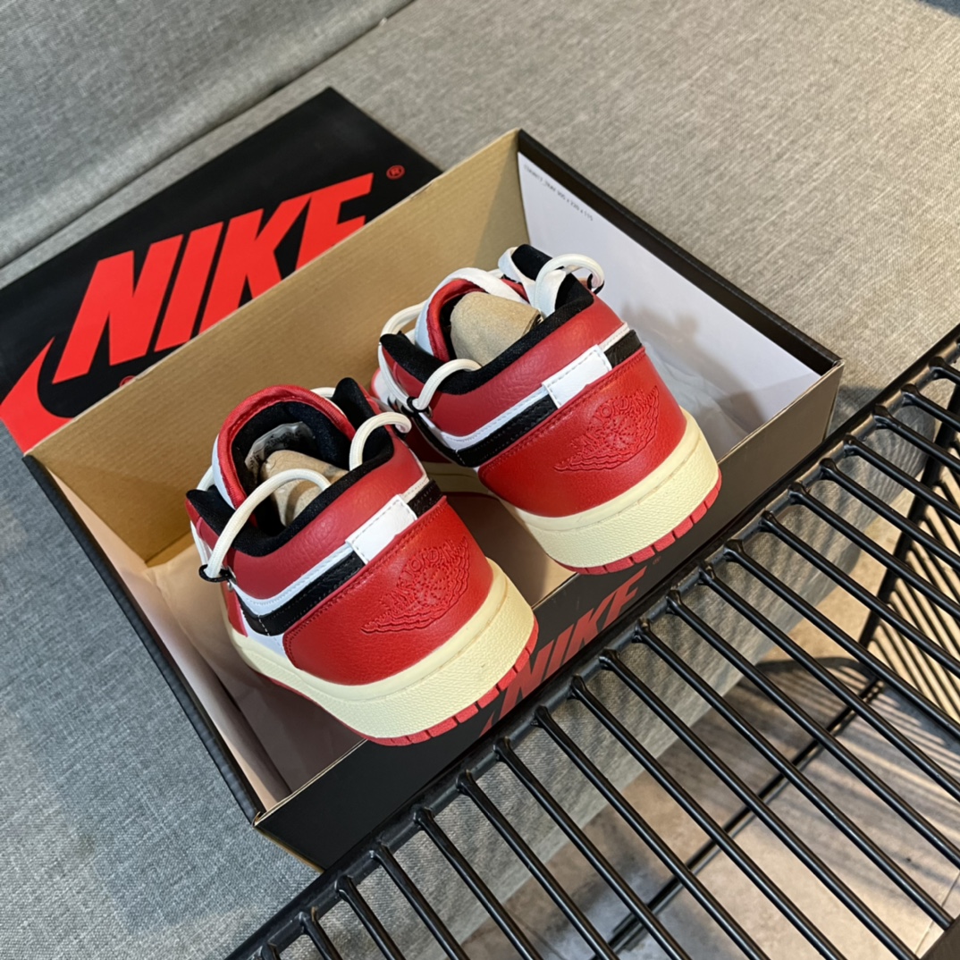 Nike Sneaker Air Jordan1 in Red