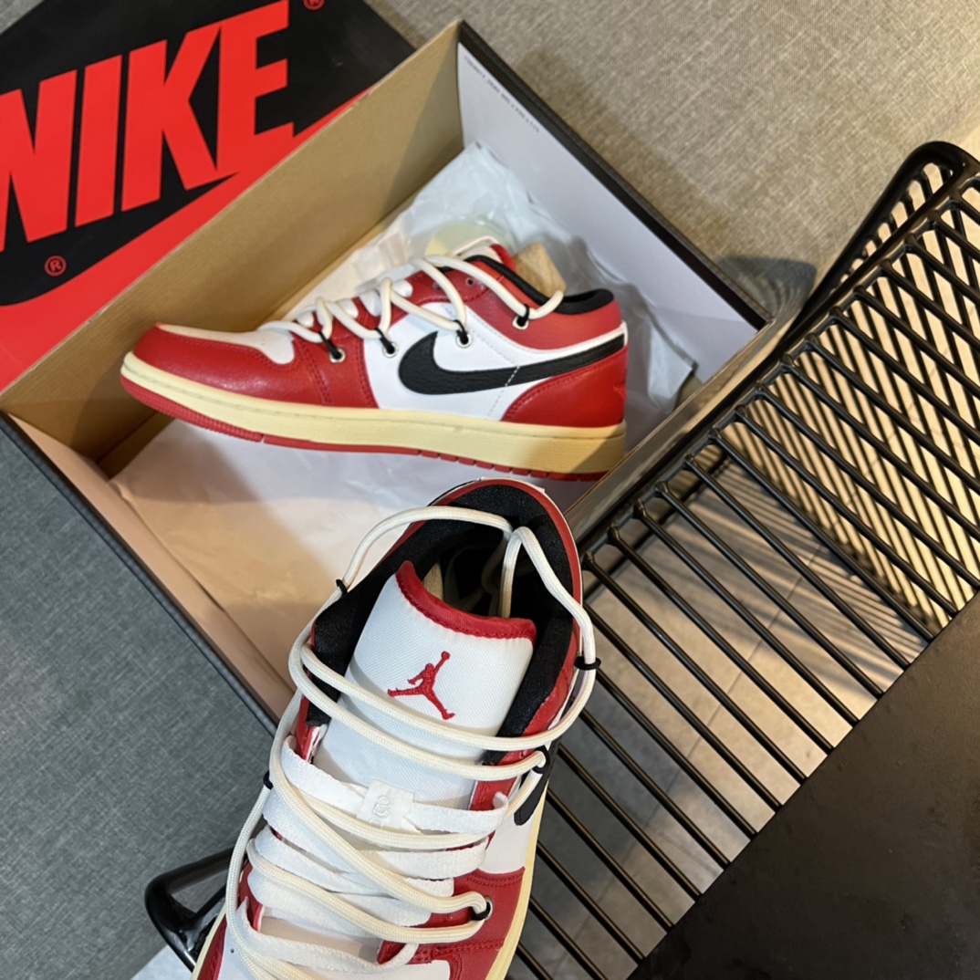 Nike Sneaker Air Jordan1 in Red