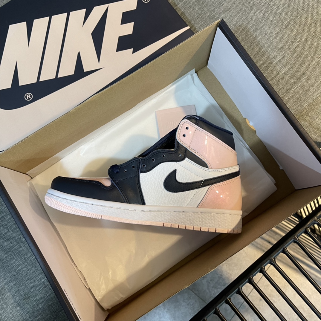 Nike Sneaker Air Jordan1 in Pink with Black