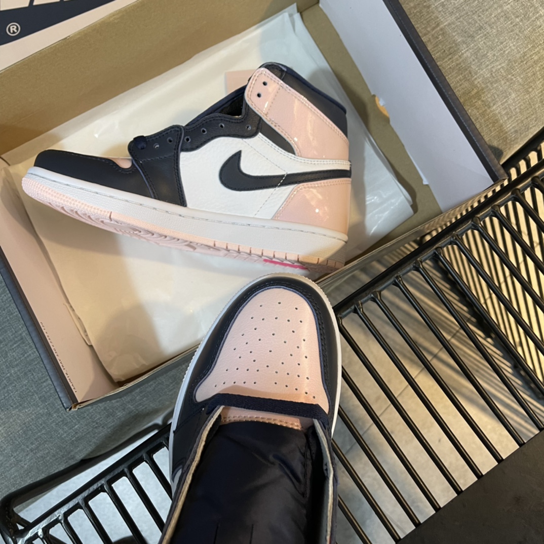 Nike Sneaker Air Jordan1 in Pink with Black