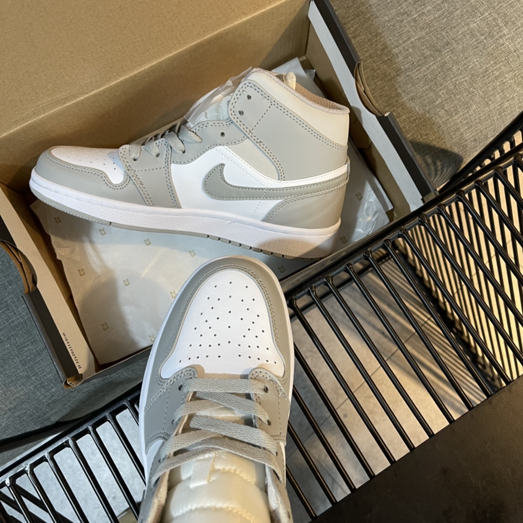 Nike Sneaker Air Jordan1 in Grey