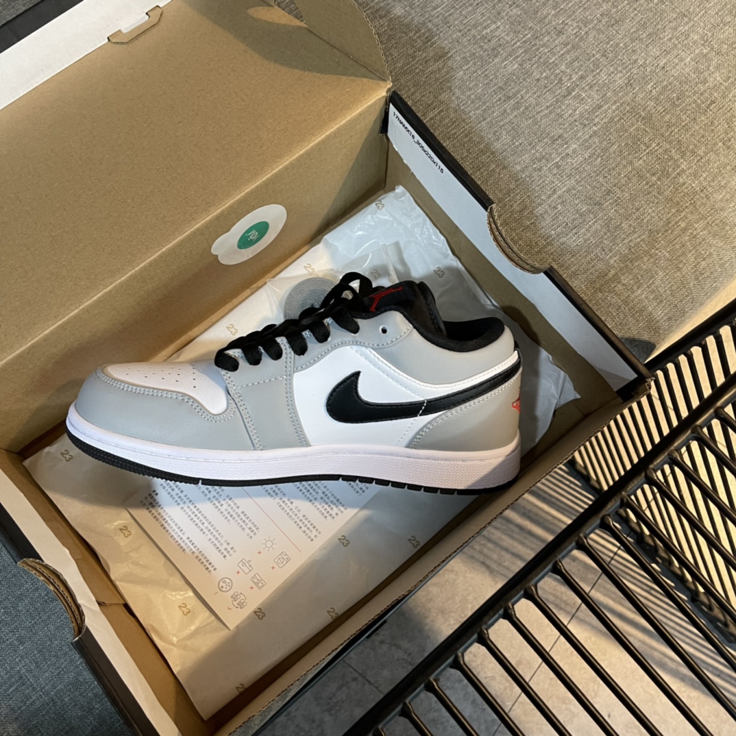 Nike Sneaker Air Jordan1 in Grey
