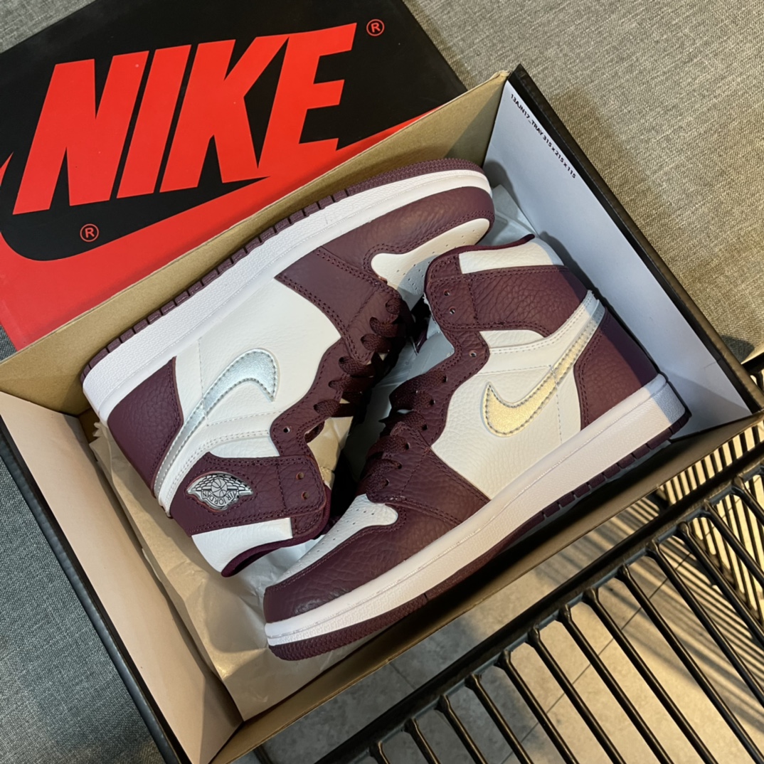 Nike Sneaker Air Jordan1 in Claret with White