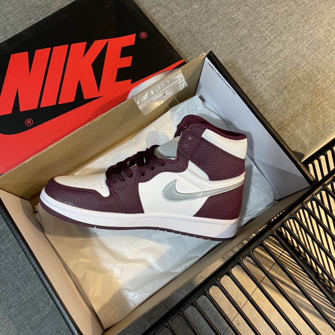 Nike Sneaker Air Jordan1 in Claret with White