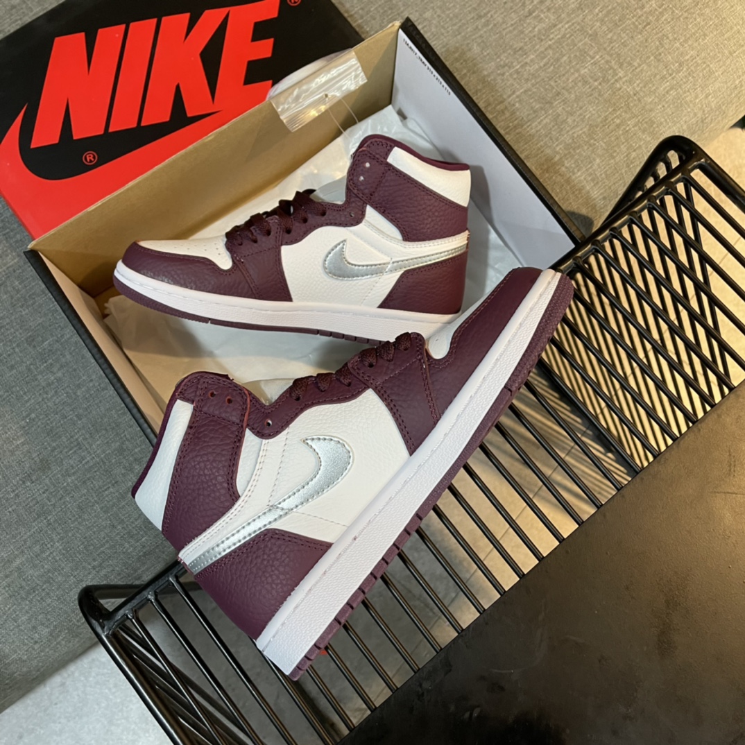 Nike Sneaker Air Jordan1 in Claret with White