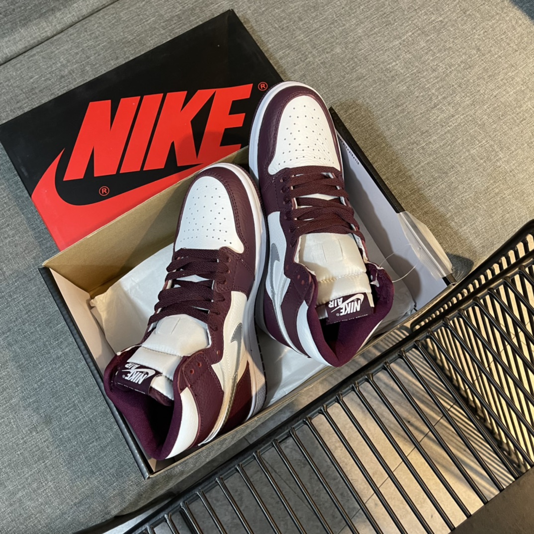 Nike Sneaker Air Jordan1 in Claret with White