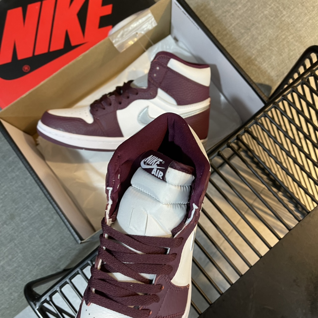 Nike Sneaker Air Jordan1 in Claret with White