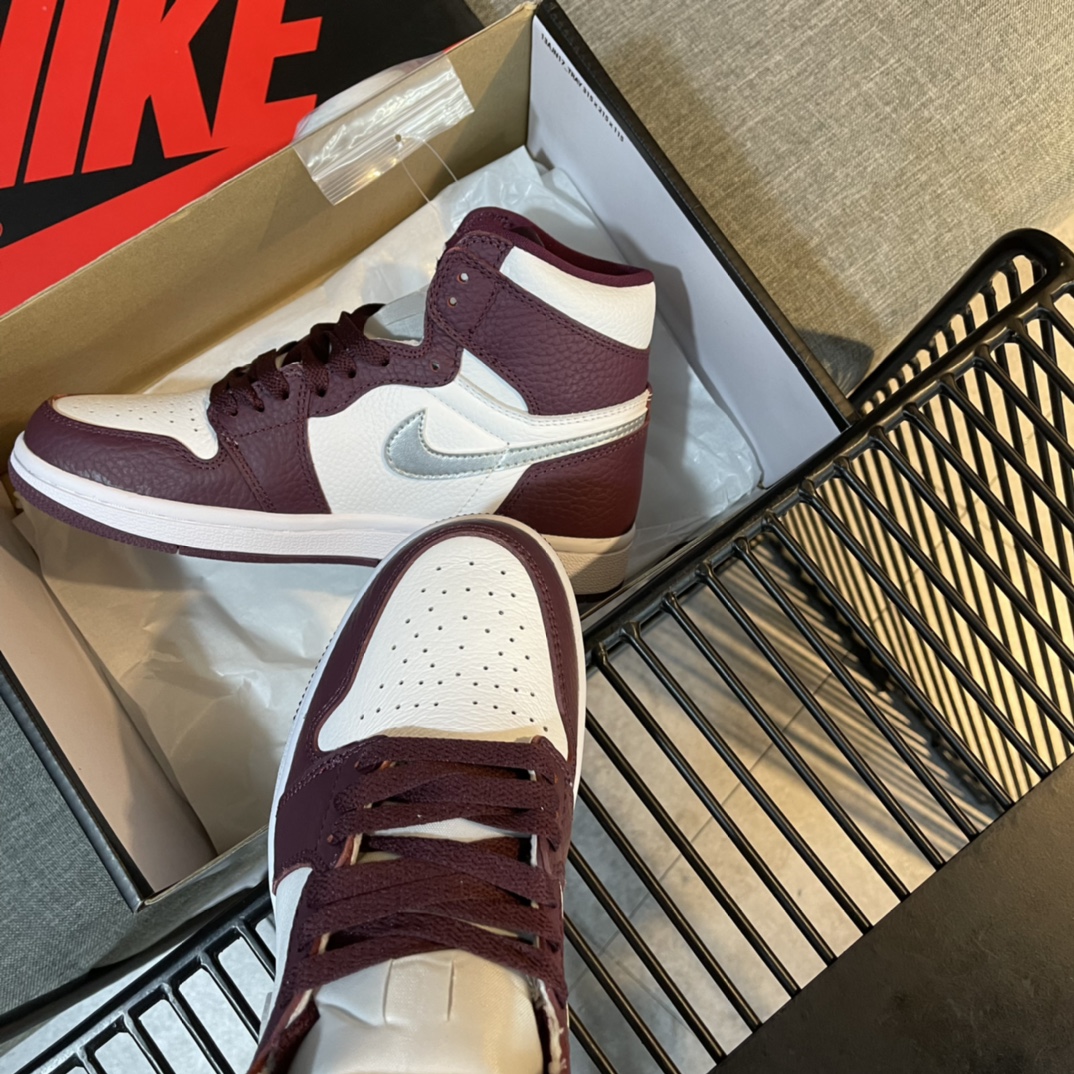 Nike Sneaker Air Jordan1 in Claret with White